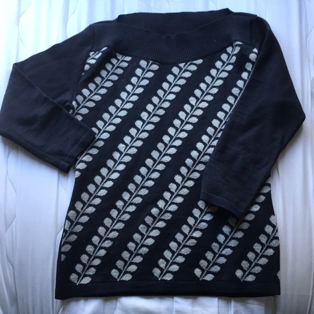 Medium sleeve boat neck shirt